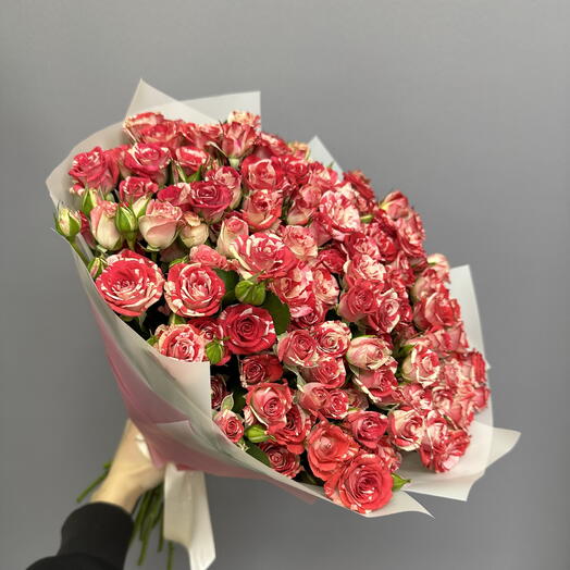 Букет из 35 пестрых кустовых роз
