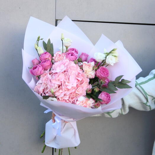 Букет с гортензией, пионовидной розой и эустомой (Букет 22)