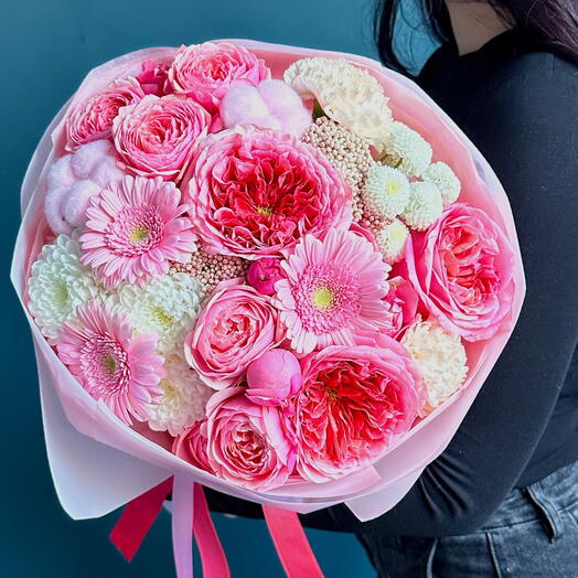 Розовый букет с герберами и пионовидной розой♥️
