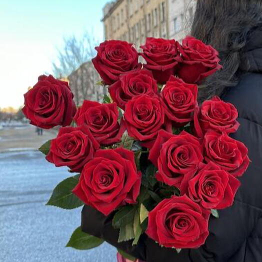 Монобукет из 15 красных роз 70 см