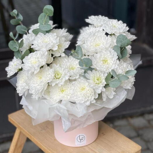 Белоснежная коробка хризантем Балтика и эвкалипт