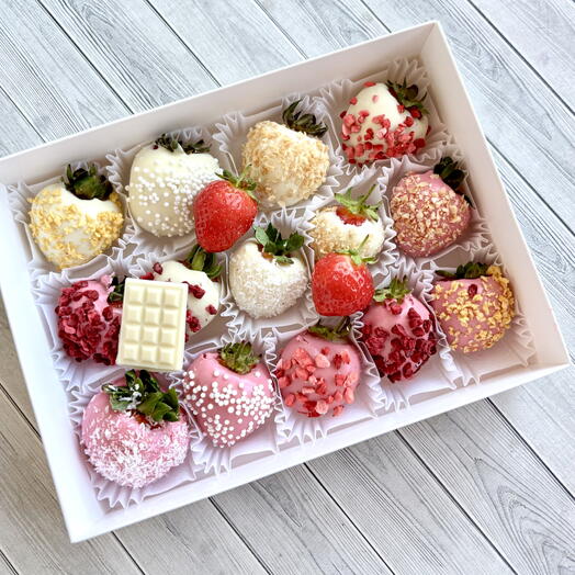 Клубника в белом и малиновом шоколаде