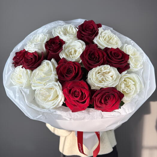 19 белых и красных эквадорских роз ♥️🤍