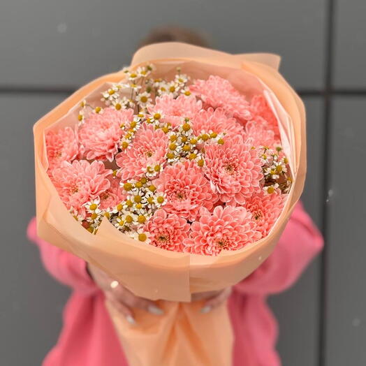 BOUQUET 050. Букет с персиковыми хризантемами и ромашками