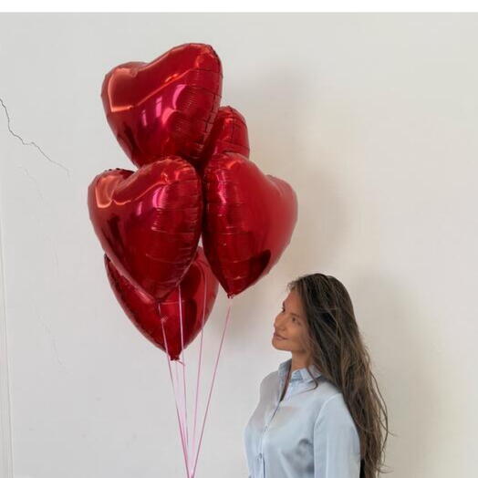 Связка из 5 красных шаров сердце