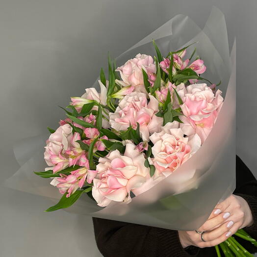 Французские розы и альстромерии