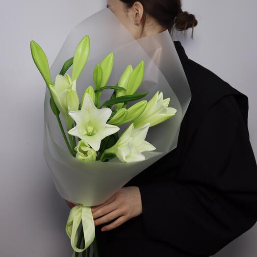Лилия белая букет 3 штуки в упаковке