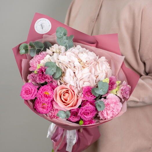 Авторский букет «Fuchsia» S | Дофаминовый. гортензия, эустома, кустовая роза, сортовая роза, дианутс, эвкалипт