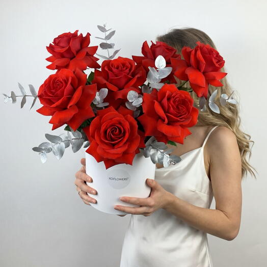 Композиция с французскими алыми розами и эвкалиптом от XOFLOWERS