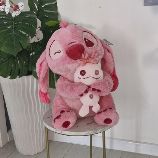 Стич розовый с игрушкой в руках