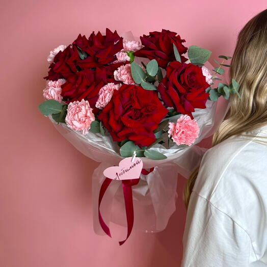 Букет из гвоздик и французских красных роз «To my love»