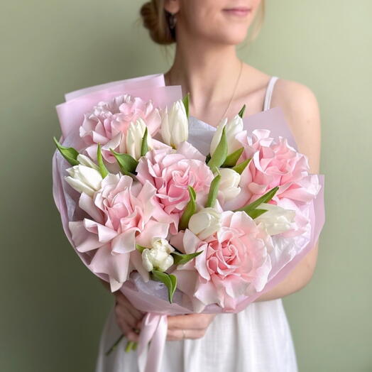 Нежный букет розовые французские розы Пинк Мондиаль и белые тюльпаны