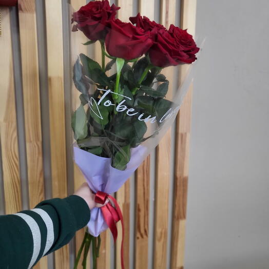 Комплимент из 5 красных роз