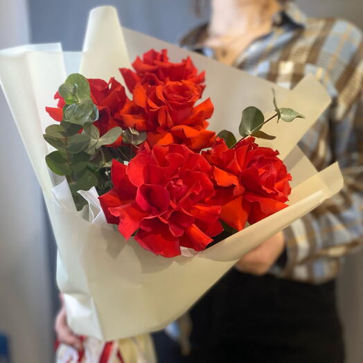 Алые розы любимой девушке