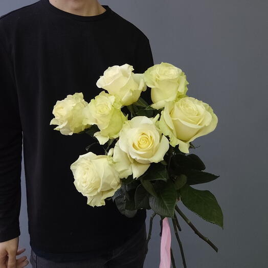 Белые эквадорские розы Мондиаль под ленточкой, 7 штук