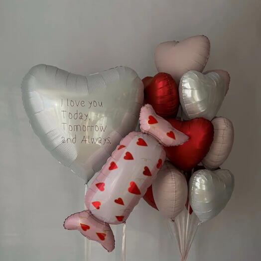 Связка шаров с сердцами и конфеткой