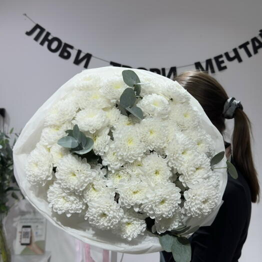Букет их белых хризантем и эвкалипта/цветы с доставкой в Уфе/Доставка цветов РБ