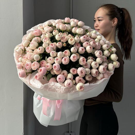 Шикарный букет спрей роз сорта Менсфилд