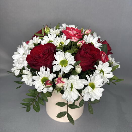 Яркая композиция с красными розами 🌹