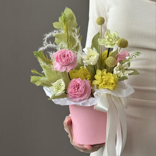 Композиция из стабилизированных цветов в шляпной коробке