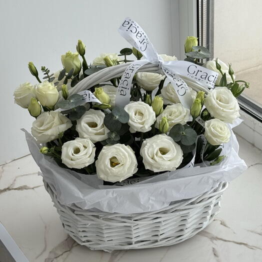 Нежные эустомы в корзине