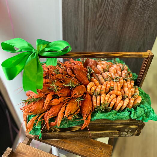Морской ящик с красной рыбой