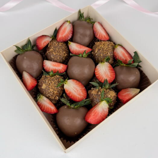 Клубника в молочном шоколаде с вафлей