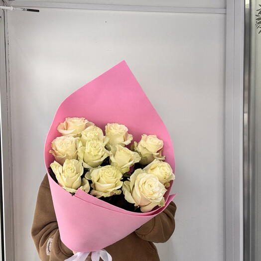 Букет из 11 белых роз в розовой упаковке 💗