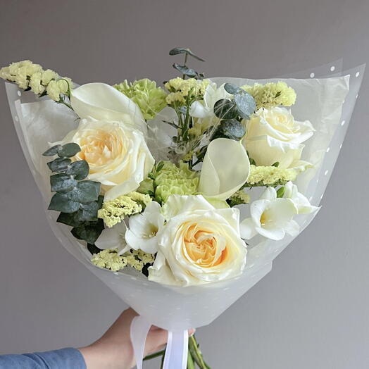 Нежный букет с розами Кендллайт и фрезиями