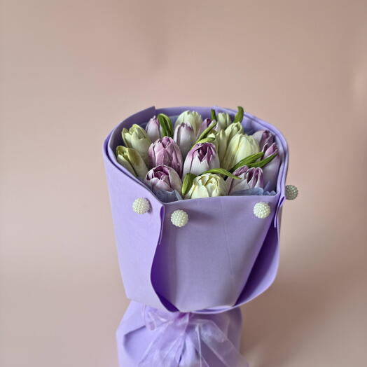 Букет из тюльпанов в упаковке из фоамирана цветом лесная фиалка