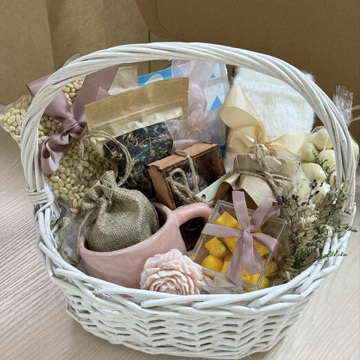 Подарочная корзина женская на 8 марта «Весенний Микс»