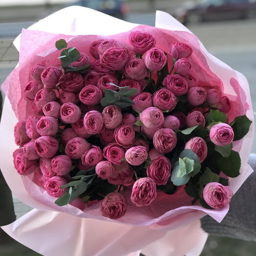 Букет Pink Boss из 15 кустовых роз сорта Жизель с эвкалиптом