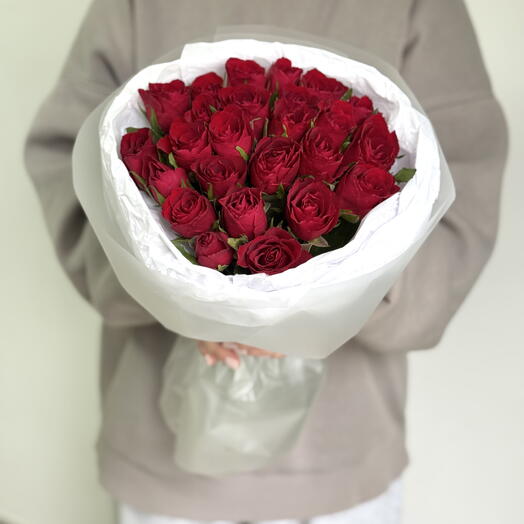 25 красных кенийских роз с оформлением 🌹