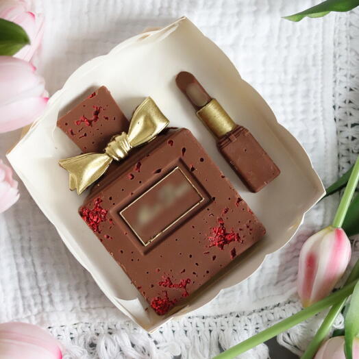 Шоколадный подарочный набор на 8 марта с духами и помадой