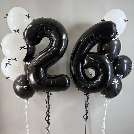Трендовый черно-белый сет из шаров на 26 лет