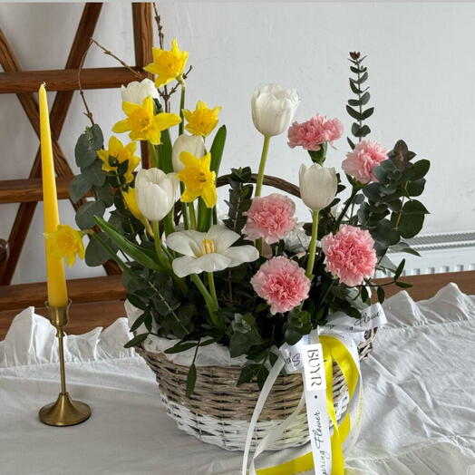 Весенняя композиция с нарциссами, тюльпанами и диантусами