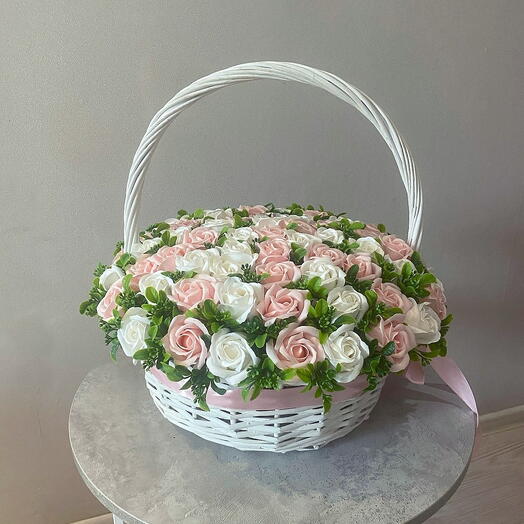 Корзина из 75 роз