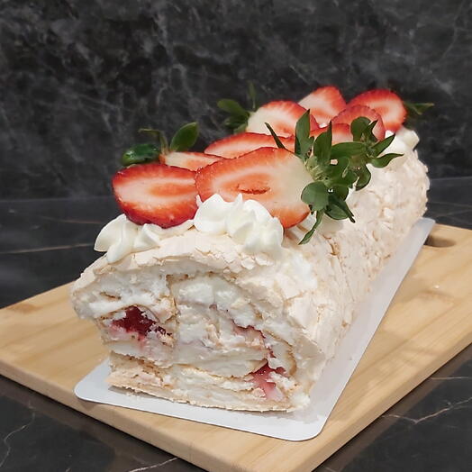 Меренговый рулет 800гр.(100гр🍓 клубника)