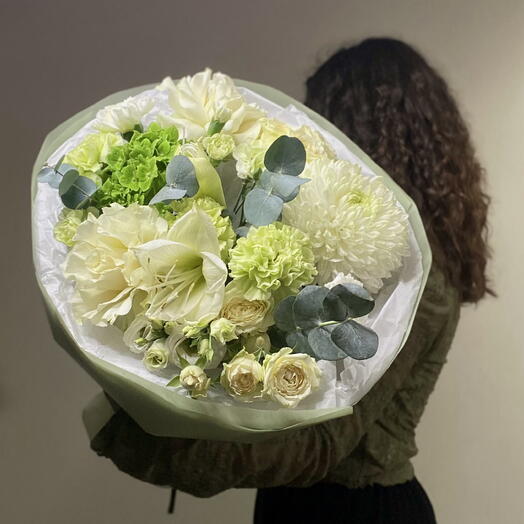 Белоснежный букет с амариллисом и салатовыми акцентами 💚