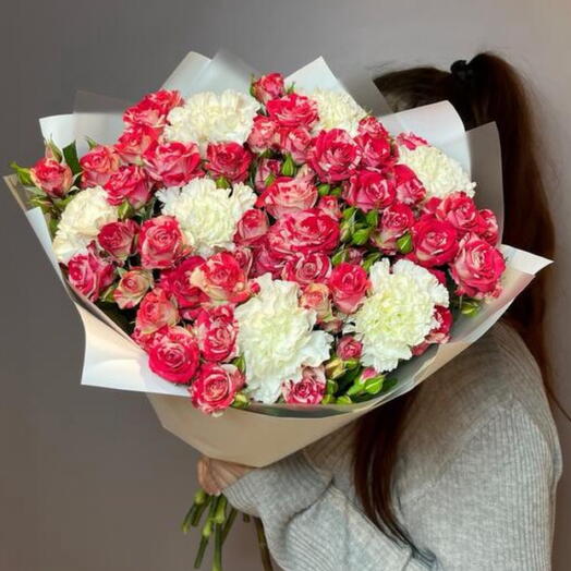 Букет с розами и диантусом