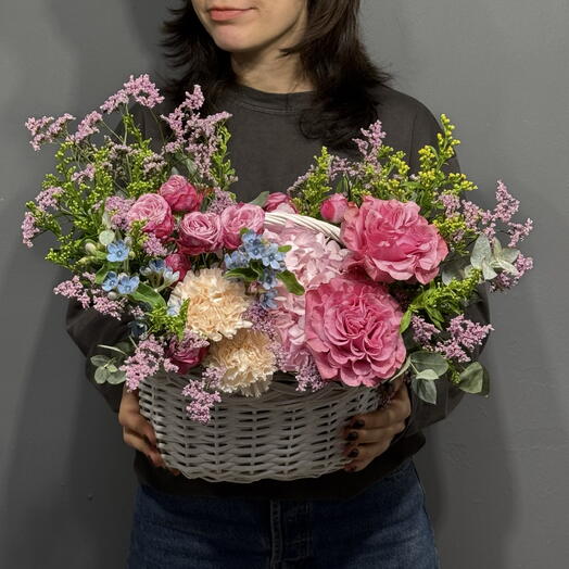 Arreglo en una canasta con rosas peonías y hortensias