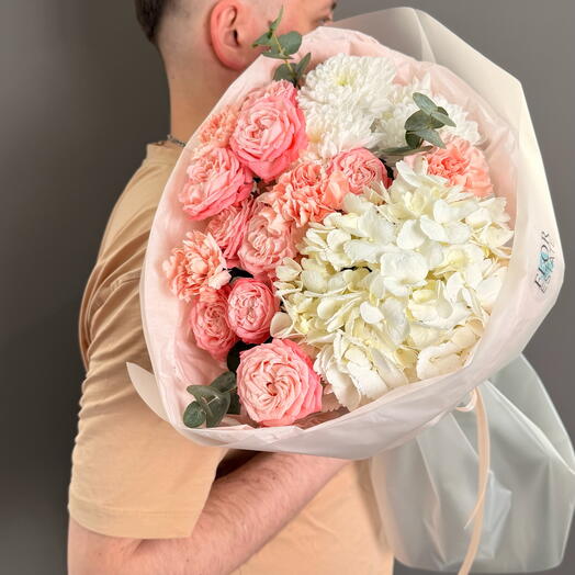 Букет из гортензии, кустовой розы и хризантемы🌸
