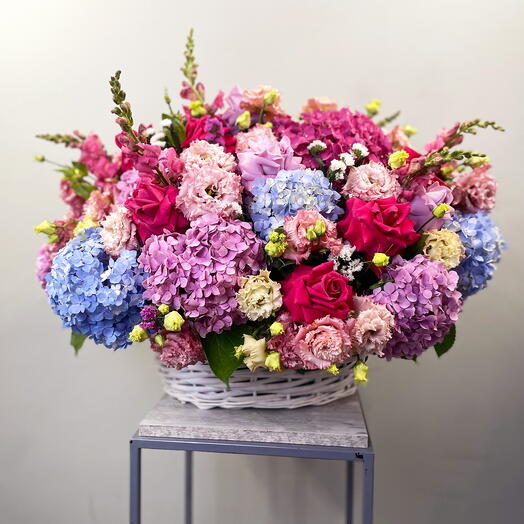 Composition with French roses and hydrangeas