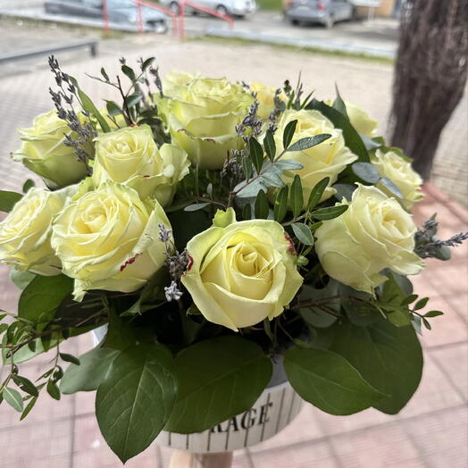 Композиция с розой и лавандой в деревянном кашпо