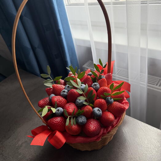 Клубника и голубика в корзине