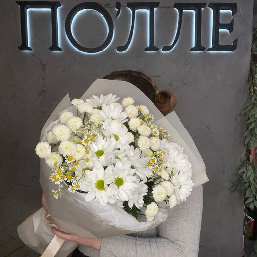 Букет кустовой хризантемы и мелкой ромашки