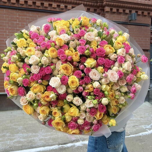 Букет из 85 ветки кустовых роз