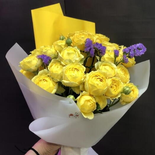 Букет 💐 💝 из кустовой пионовидной розы и статици