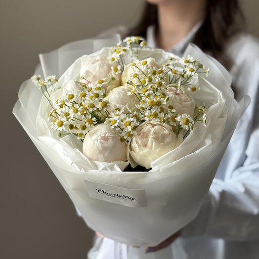 Букет БЕЛЫЕ ПИОНЫ И РОМАШКИ