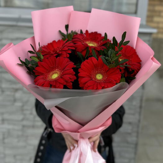 Букет с красными герберами